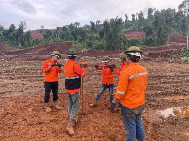 Ilustrasi pengukuran lapisan tanah menggunakan alat hand auger geoteknik