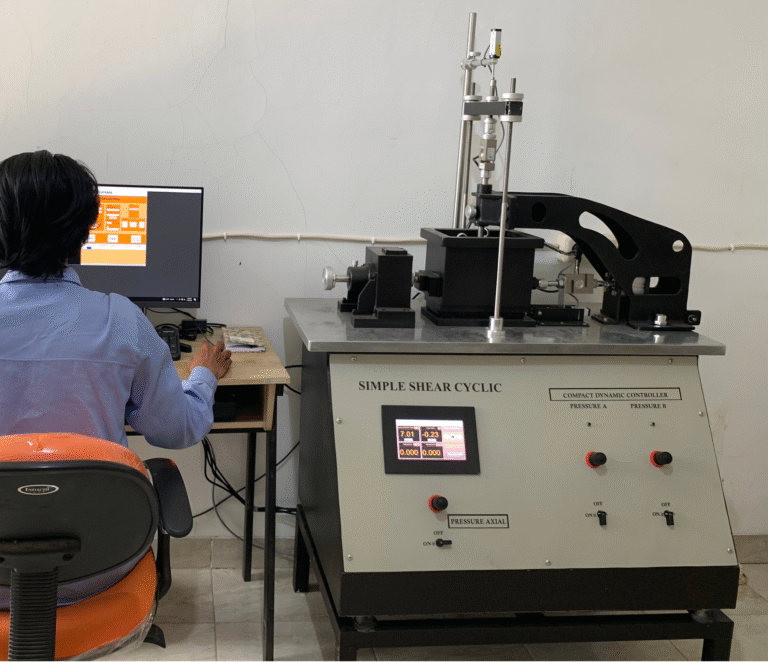 Simple shear cyclic testing apparatus for evaluating soil behavior under seismic loading