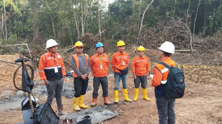 Pekerja menggunakan alat pelindung diri saat pengeboran sumur air untuk menjaga keselamatan kerja di lapangan