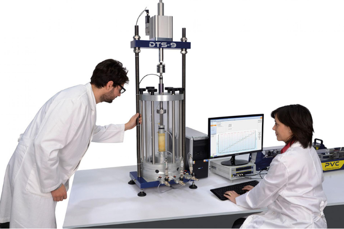 Ilustrasi pengujian triaxial cyclic pada sampel tanah di laboratorium