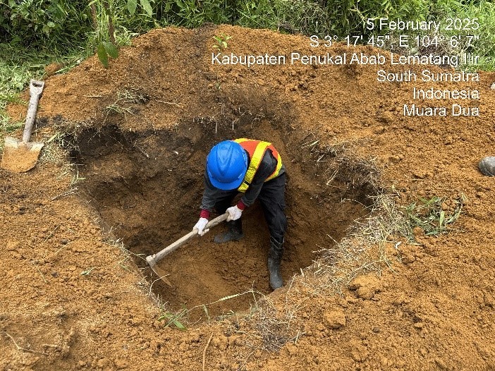 Proses penggalian manual untuk box sampling tanah geoteknik di lapangan