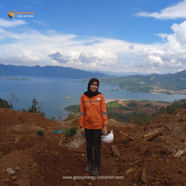 Seorang insinyur geoteknik di lokasi tambang melakukan investigasi tanah